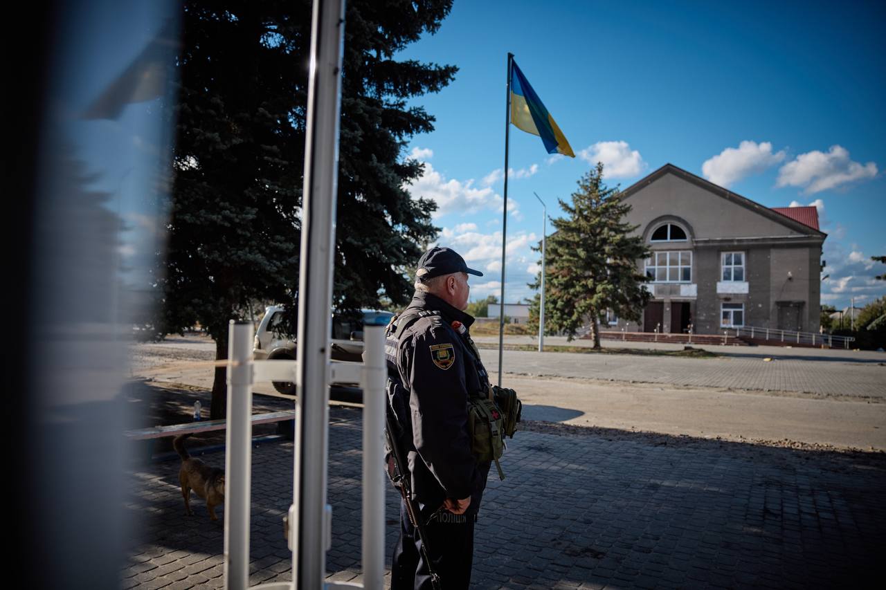 Полицейский в городе Лиман, освобожденном украинскими войсками в начале октября. Фото пресс-служба офиса президента Украины.