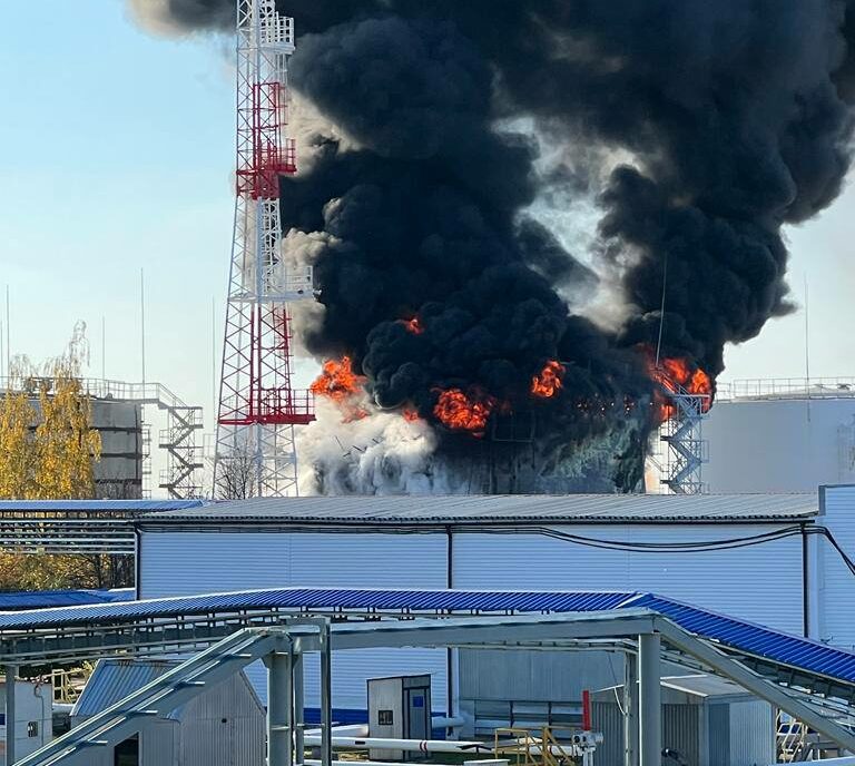 Пожар на нефтебазе в Белгородской области после обстрела 15 октября. Фото из телеграма губернатора региона.