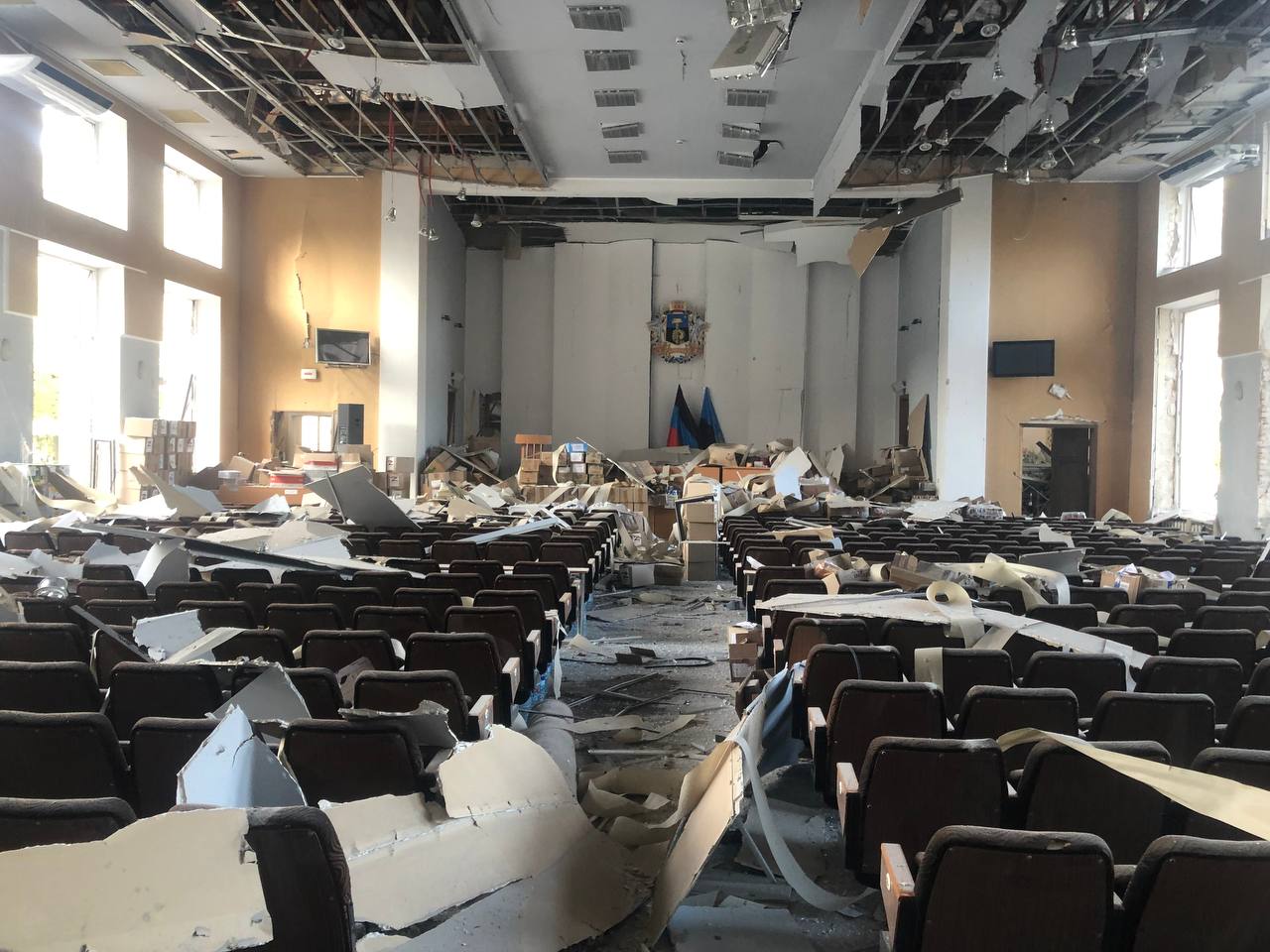 Последствия обстрела администрации Донецка. Фото Алексей Кулемзин/Telegram