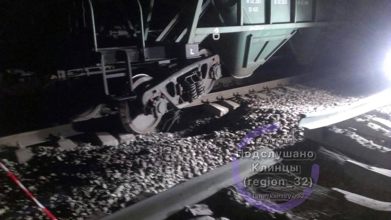 Место взрыва на железной дороге в Брянской области 24 октября 2022 г.. Фото из телеграм-канала «Подслушано Клинцы».