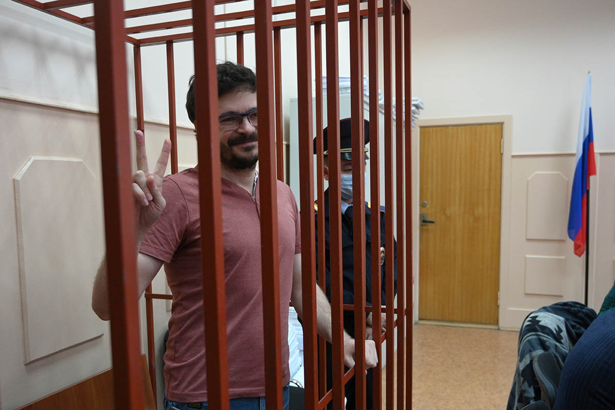 Илья Яшин во время слушаний по делу о его задержании в Басманном районном суде Москвы, 9 сентября 2022 года. Фото Dmitry Serebryakov/AP/Scanpix/Leta