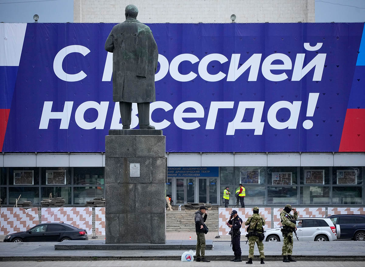 Российские военнослужащие патрулируют улицу в Луганске через день после голосования. Фото AP/Scanpix/Leta