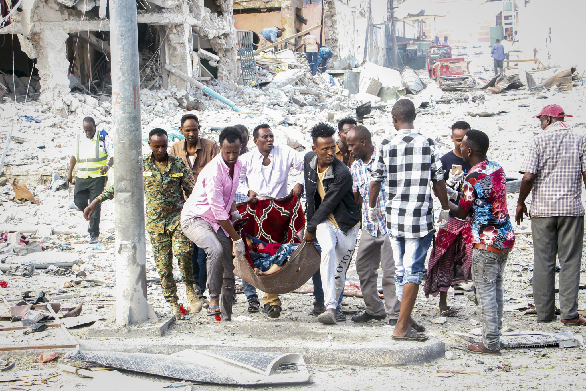 Спасатели выносят пострадавшего с места взрывов в Могадишо. Фото AP Photo/Farah Abdi Warsameh/Scanpix/Leta