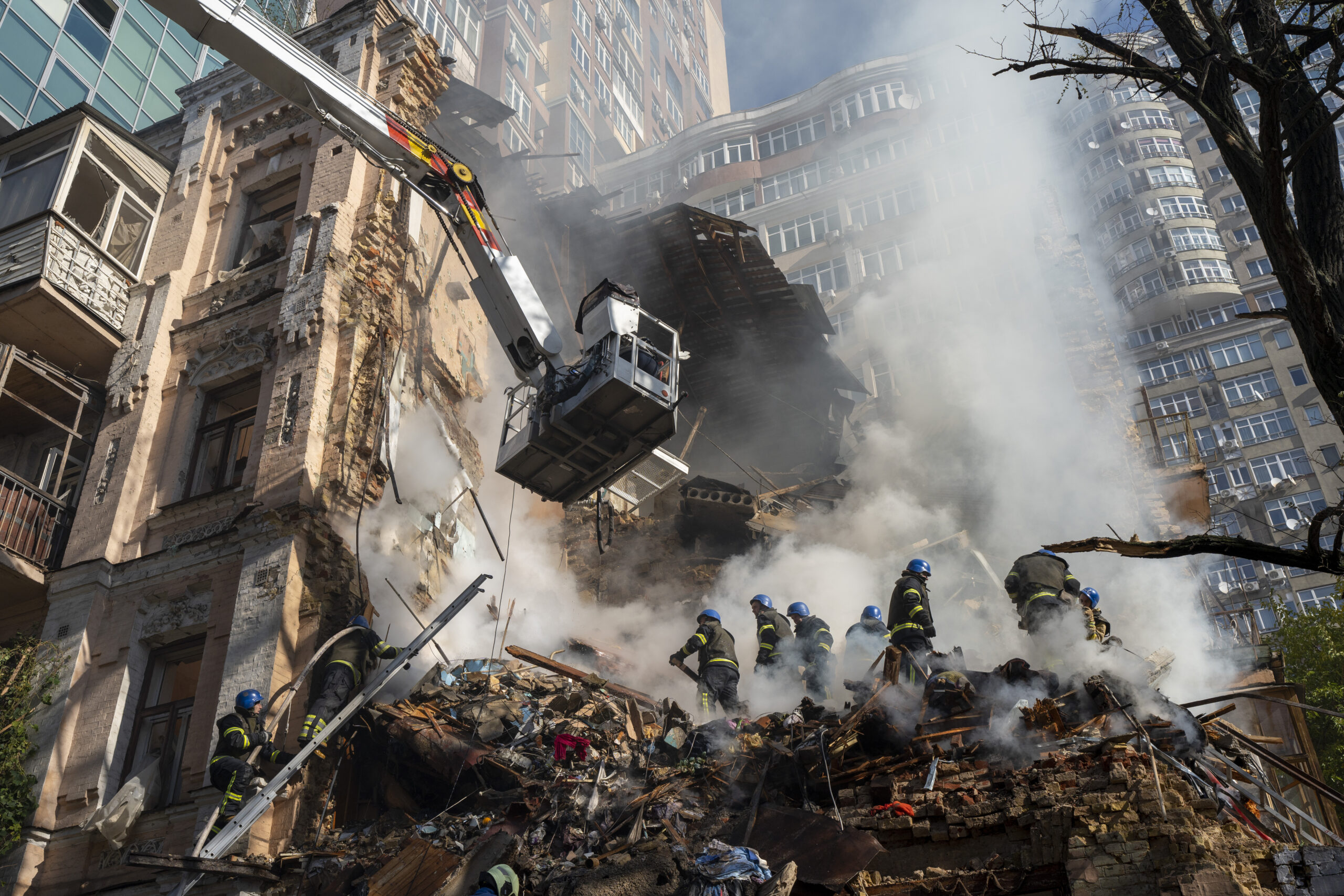Спасатели работают на руинах разрушенного здания в Киеве после атаки российского беспилотника 17 октября 2022 года. Фото AP Photo/Roman Hrytsyna/Scanpix/LETA