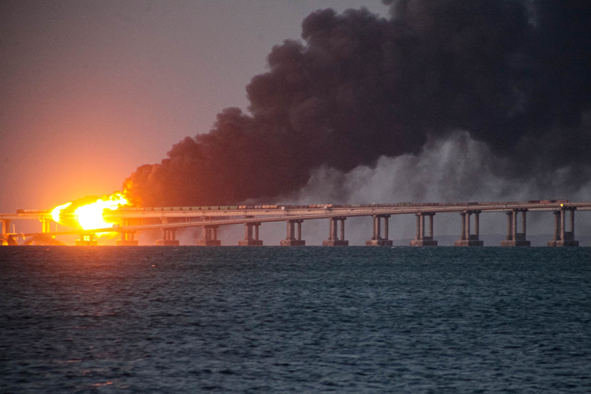 Взрыв на Крымском мосту. Фото AP/Scanpix/Leta