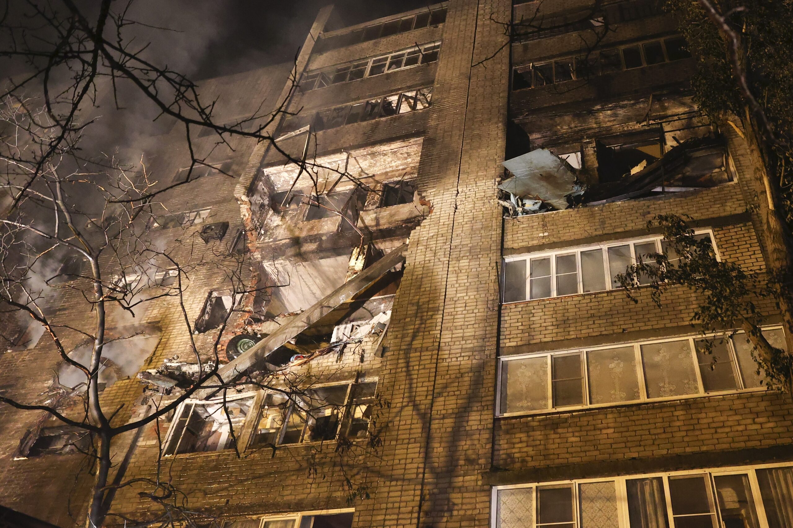 Жилая многоэтажка в Ейске после падения боевого самолета. Фото AP Photo/Scanpix/Leta