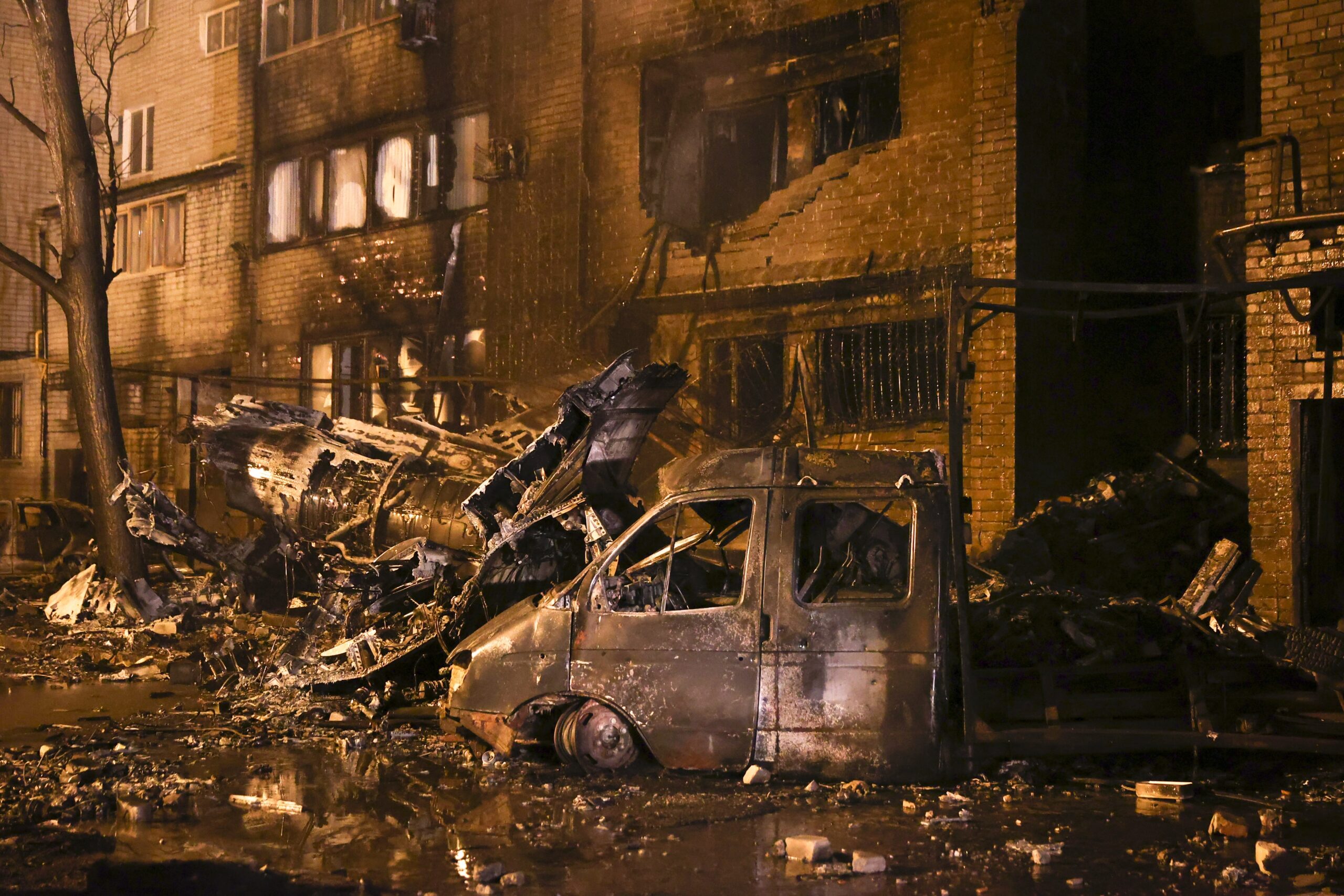 Последствия падения военного самолета на жилой дом в Ейске. Фото AP Photo/Scanpix/Leta