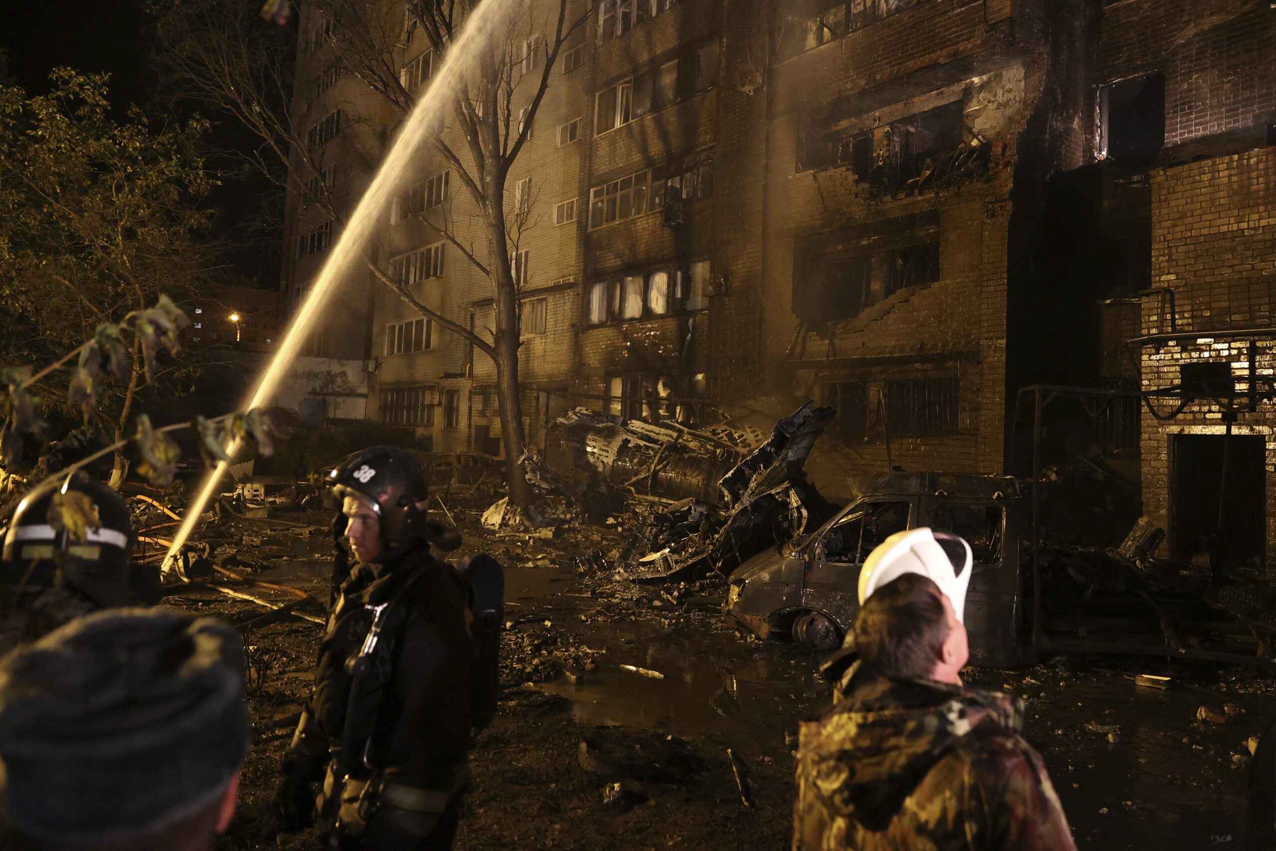 Аварийные службы Ейска пытаются потушить вспыхнувший на месте падения самолета пожар в многоквартирном доме. Фото AP Photo/Scanpix/Leta