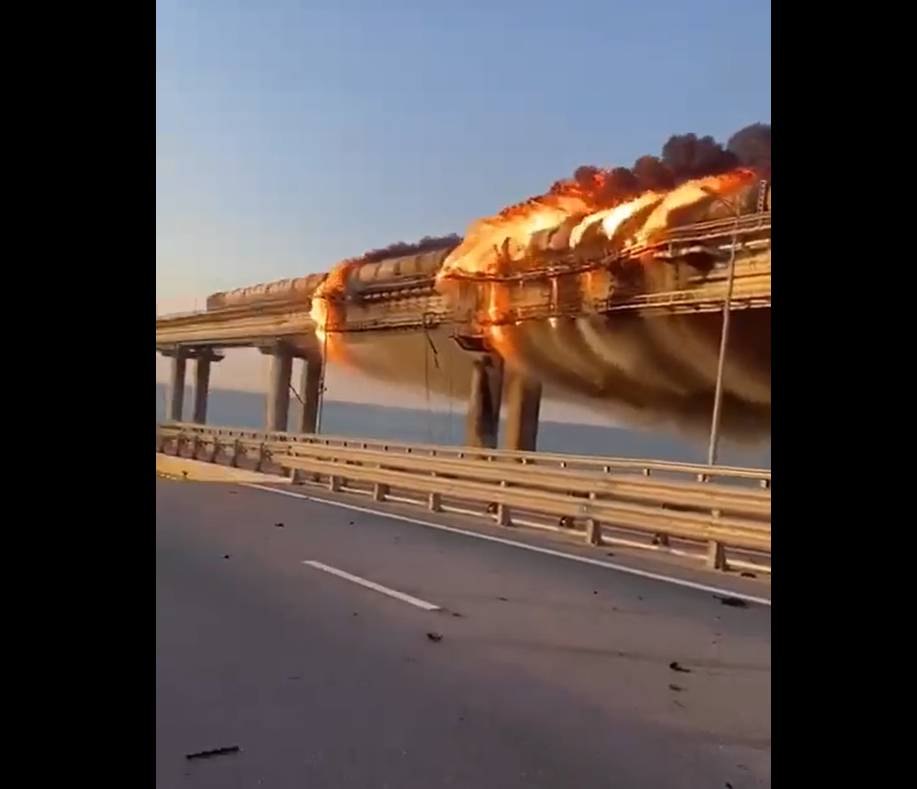 Пожар на Крымском мосту. Скриншот из видеозаписи RALee85/Twitter