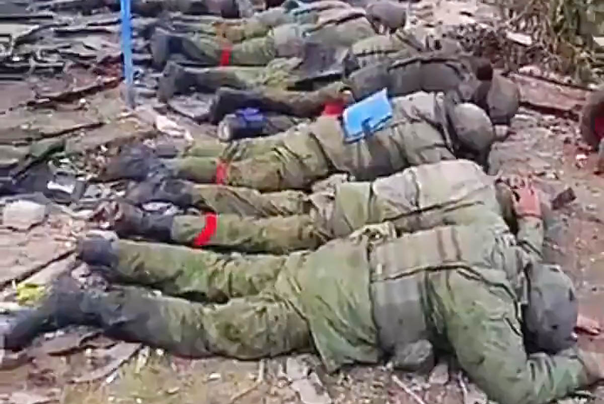 Скриншот видео на котором, предположительно, украинские военные убивают пленных россиян. Arthur Morgan/Twitter
