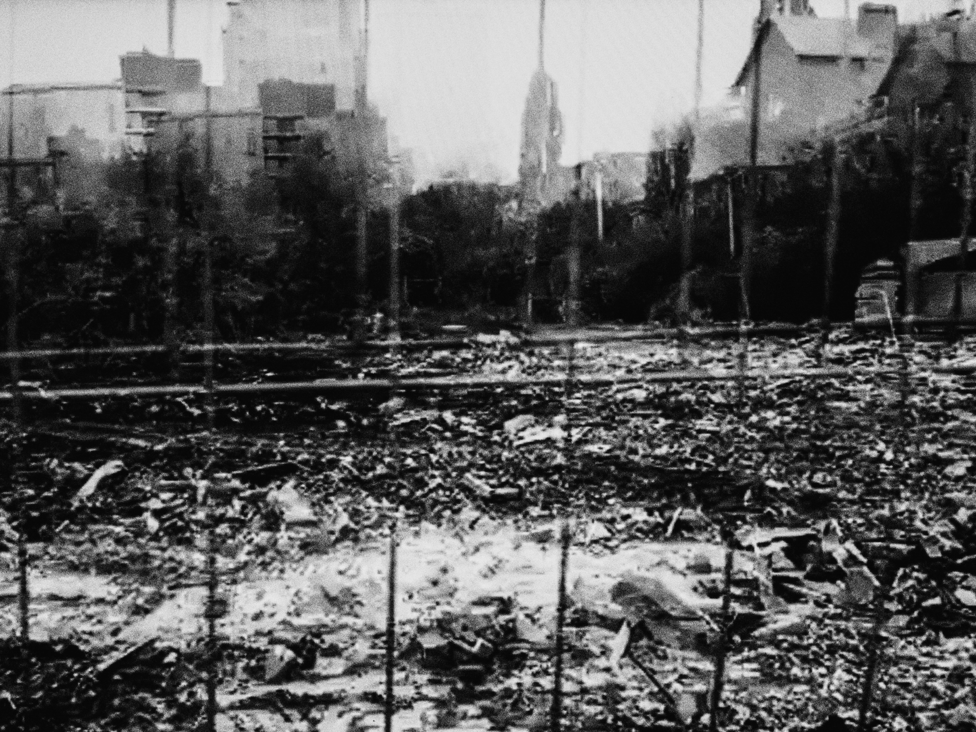 Разрушенные дома на улице Маяковского после падения ракеты 3 июля. Белгород, осень 2022. Фото: Евгения Жуланова/