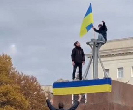 Жители Херсона приветствуют входящих в город украинских военных. Фото пресс-службы Министерства обороны Украины