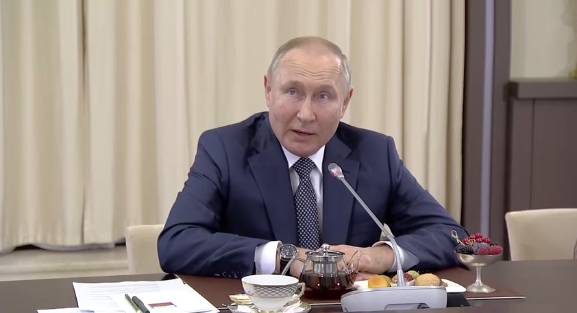 Владимир Путин на встрече с женщинами, которых представили как матерей мобилизованных. Кадр видеоролика, опубликованного РИА Новости