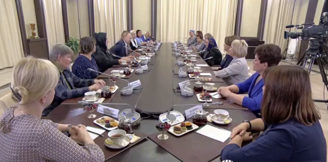 Владимир Путин на встрече с женщинами, которых представили как матерей мобилизованных. Кадр видеоролика, опубликованного РИА Новости
