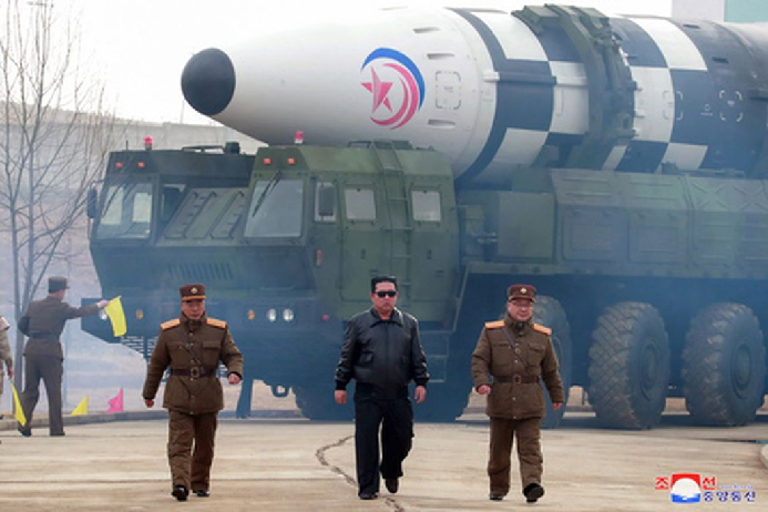 Подготовка к пуску баллистической ракеты в КНДР. Фото KCNA/EPA/Scanpix/LETA