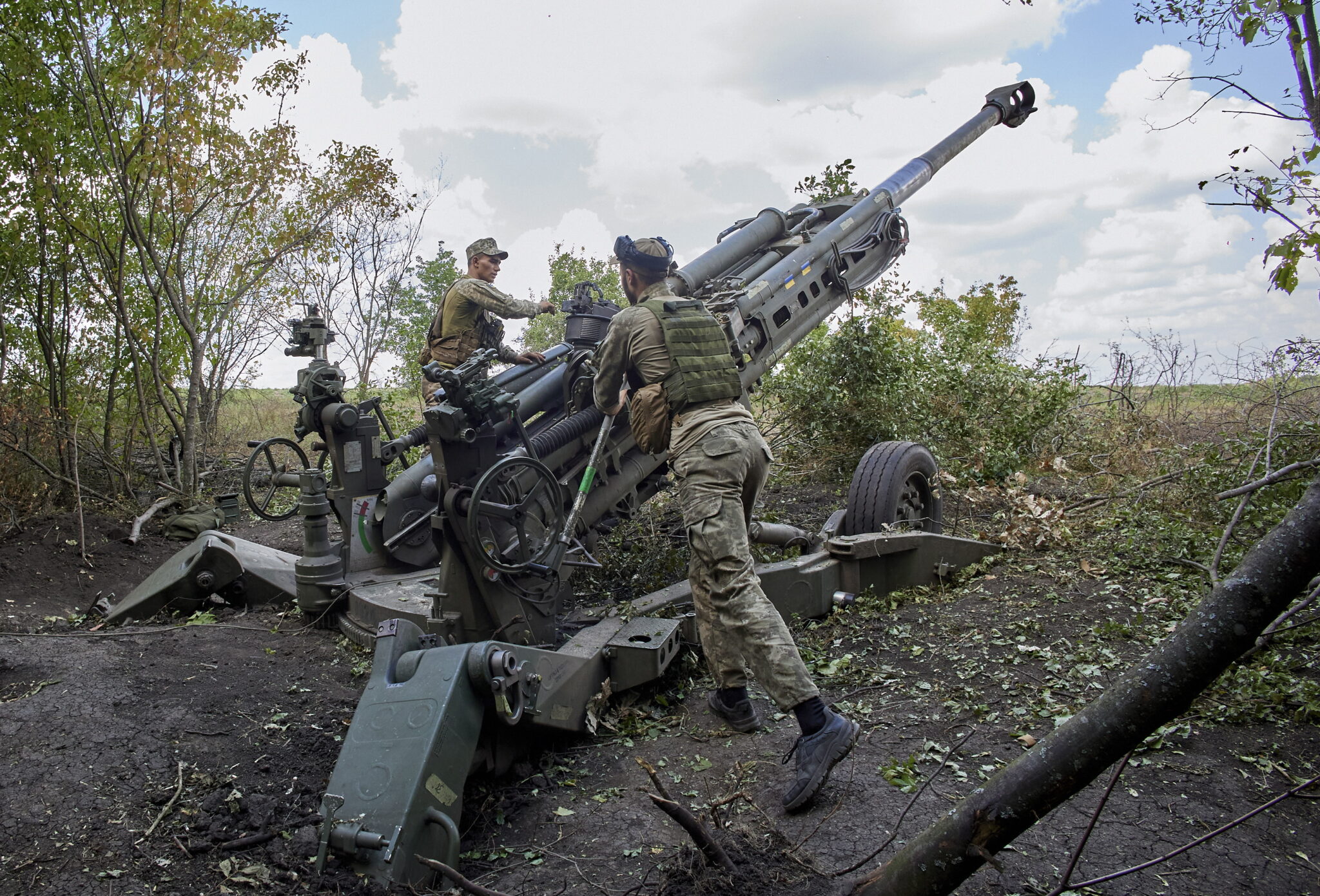 Гаубица M777 на одной из украинских позиций. Фото  EPA/SERGEY KOZLOV/Scanpix/Leta