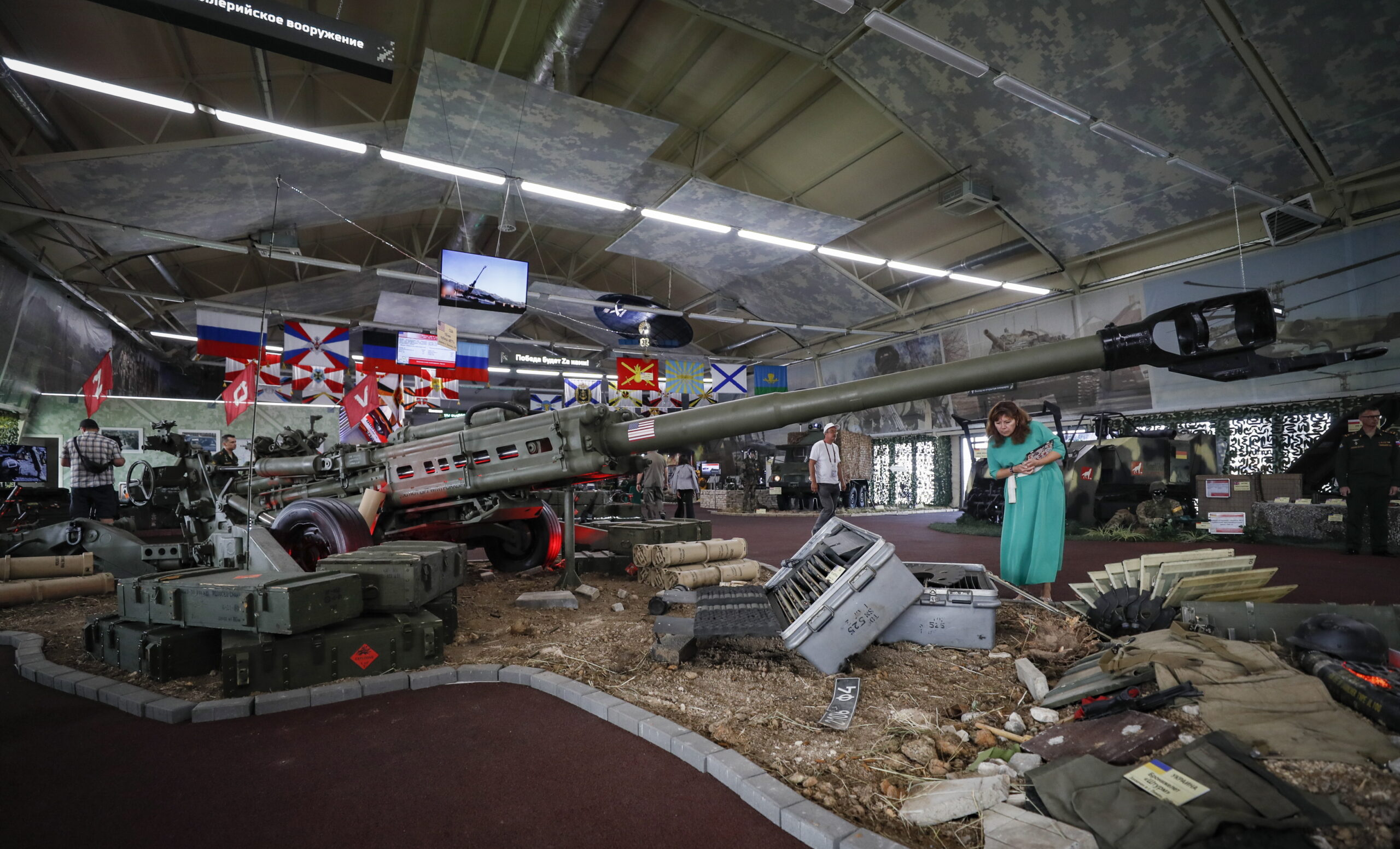 Гаубица М777 на выставке захваченного в Украине оружия в Московской области, август 2022 года. Фото EPA/YURI KOCHETKOV/Scanpix/Leta.