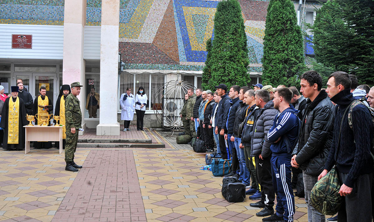 Российские призывники у военкомата, Ростовская область, сентябрь 2022 года. Фото ARKADY BUDNITSKY/EPA/Scanpix/Leta