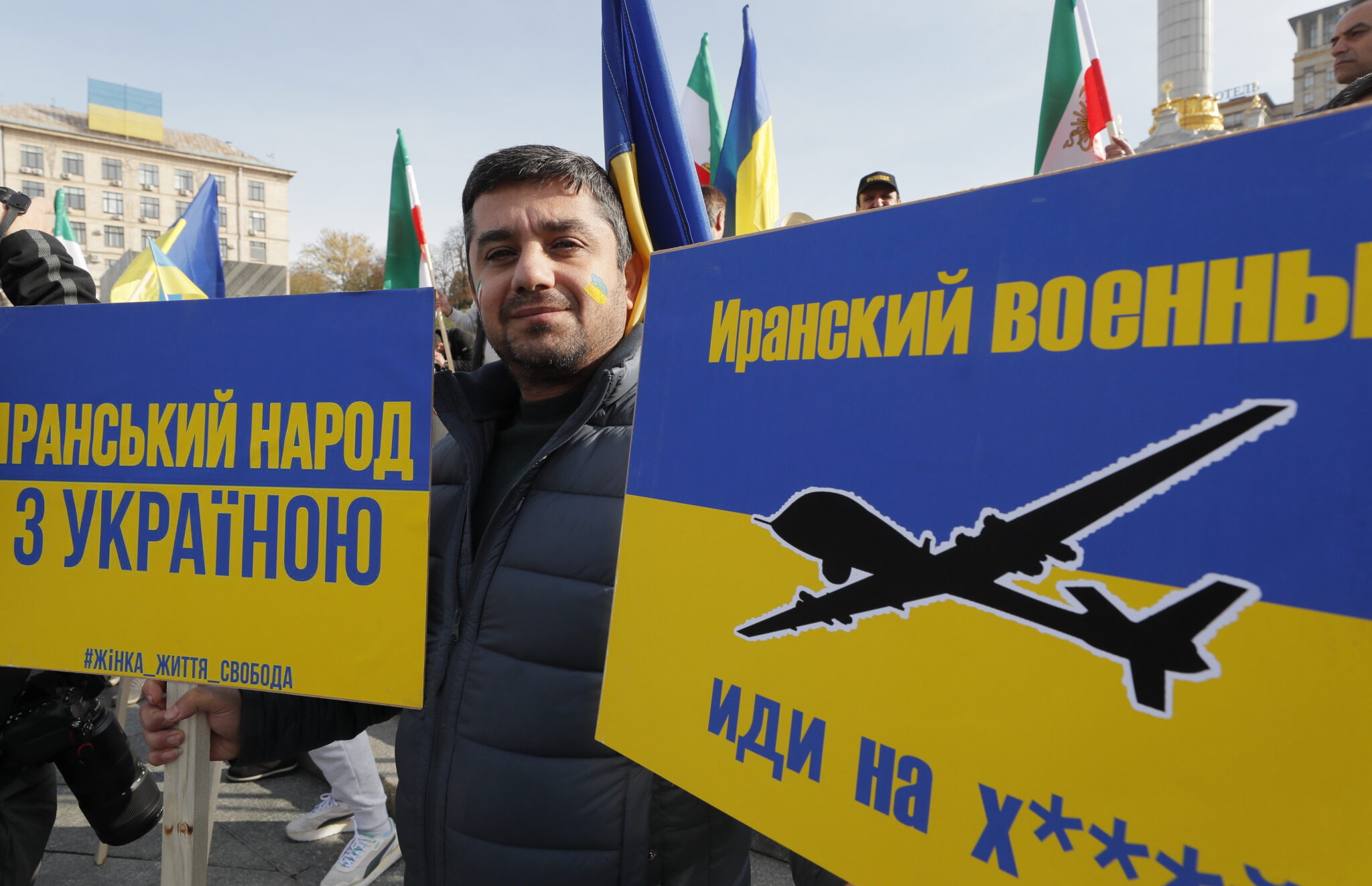 Представитель иранской диаспоры в Украине на митинге против поставок иранских дронов в Россию, 28 октября 2022 года. Фото EPA/SERGEY DOLZHENKO/Scanpix/Leta