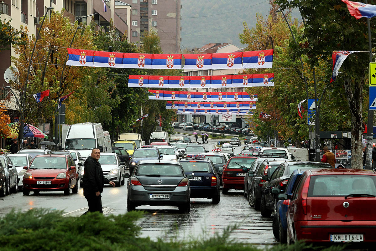 Автомобили в Северной Митровице, Косово. Фото DJORDJE SAVIC/EPA/Scanpix/Leta