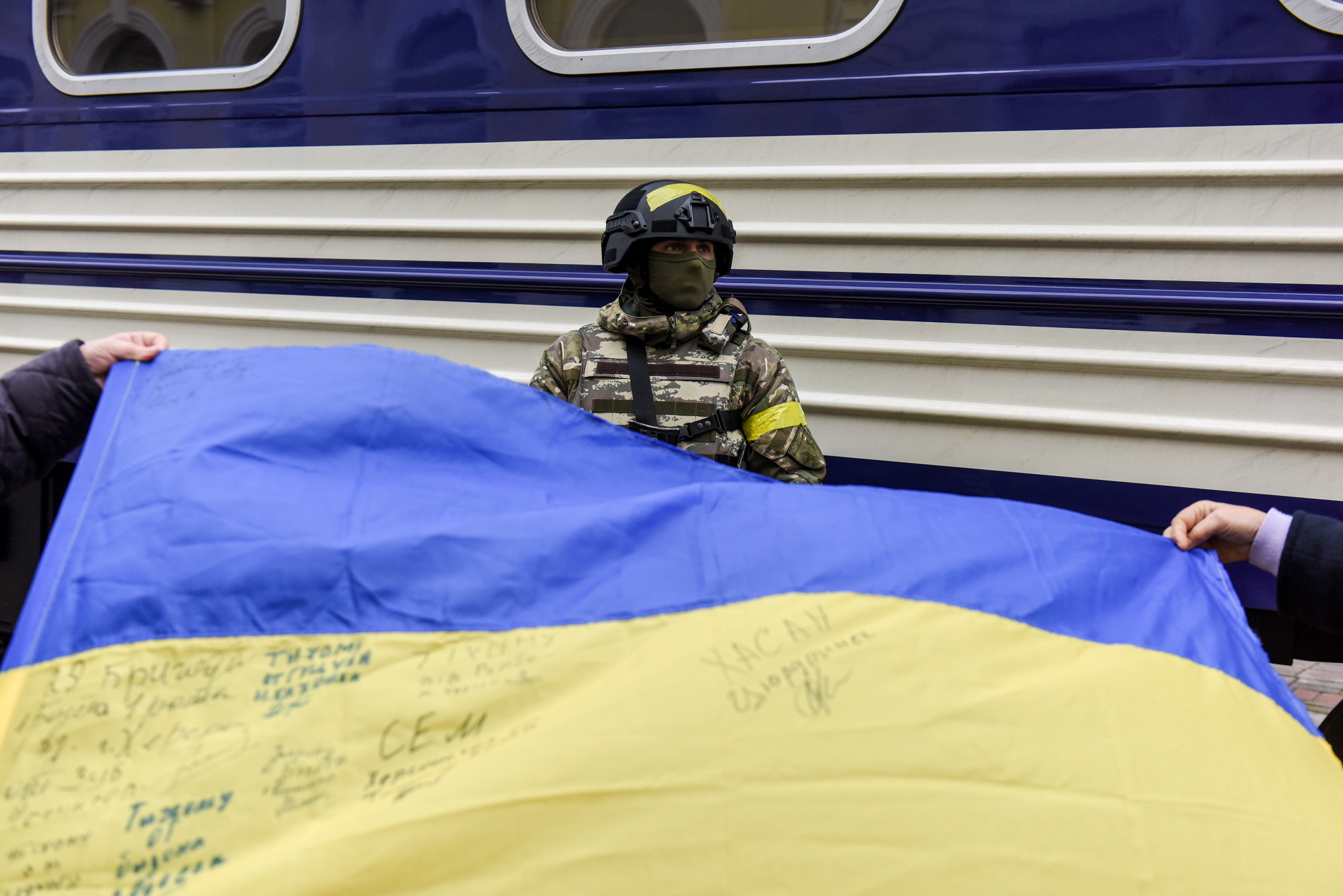 Украинский военный рядом с поездом прибывший в Херсон из Киева, 19 ноября 2022 года. Фото EPA/OLEG PETRASYUK/Scanpix/Leta.