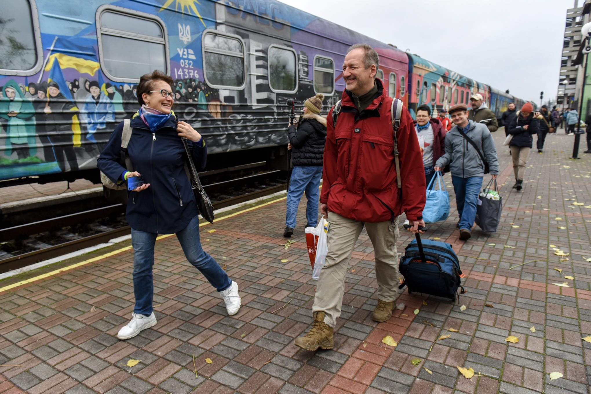 Пассажиры прибывшего из Киева поезда на вокзале Херсона, 19 ноября 2022 года. Фото EPA/OLEG PETRASYUK/Scanpix/Leta.