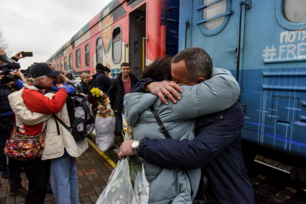 Андрей обнимает свою жену Ольгу после прибытия в освобожденный Херсон поезда из Киева, 19 ноября 2022 года. Фото EPA/OLEG PETRASYUK/Scanpiх/Leta