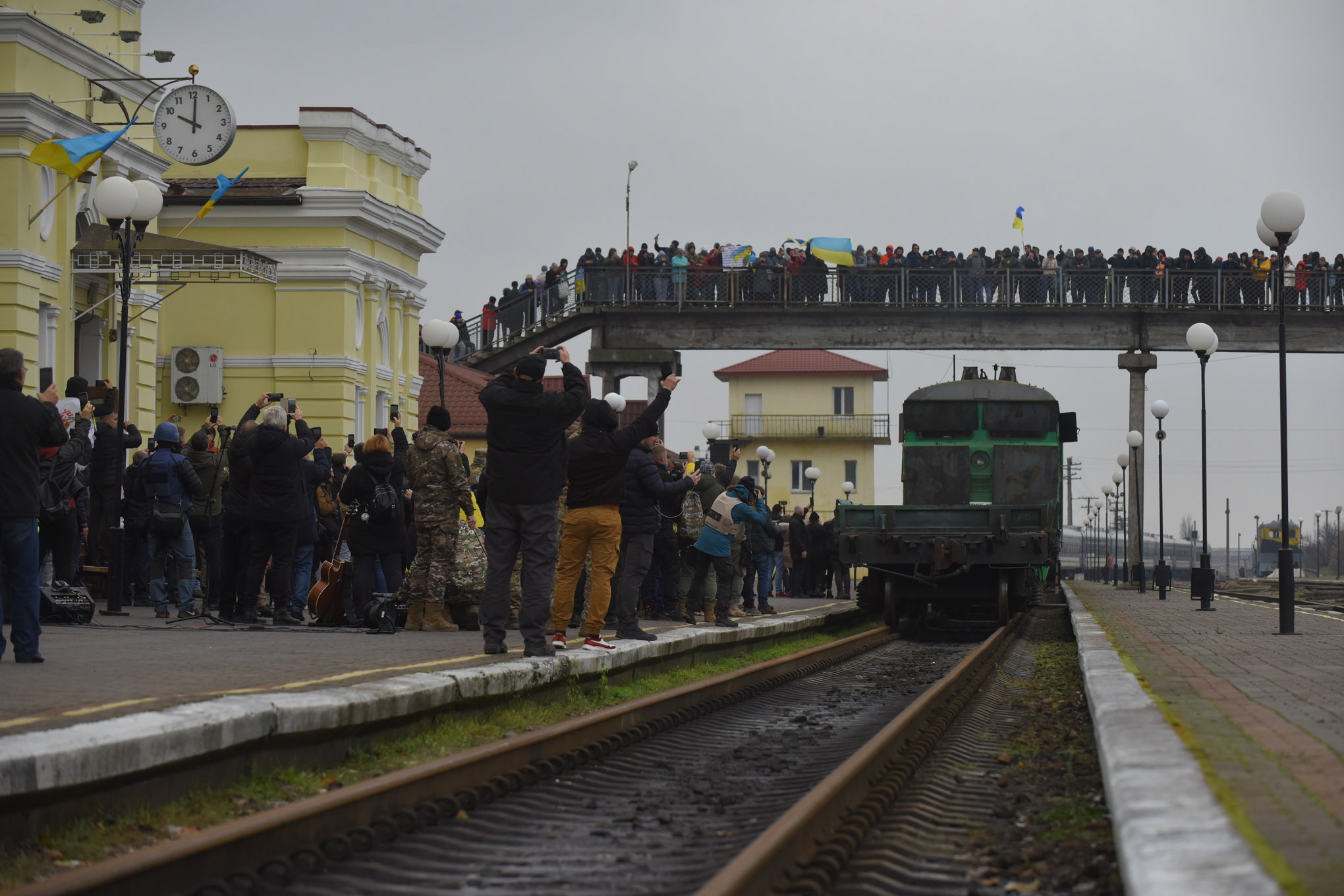 Пассажирский поезд из Киева прибывает в Херсон 19 ноября 2022 года. Фото EPA/OLEG PETRASYUK/Scanpix/Leta.