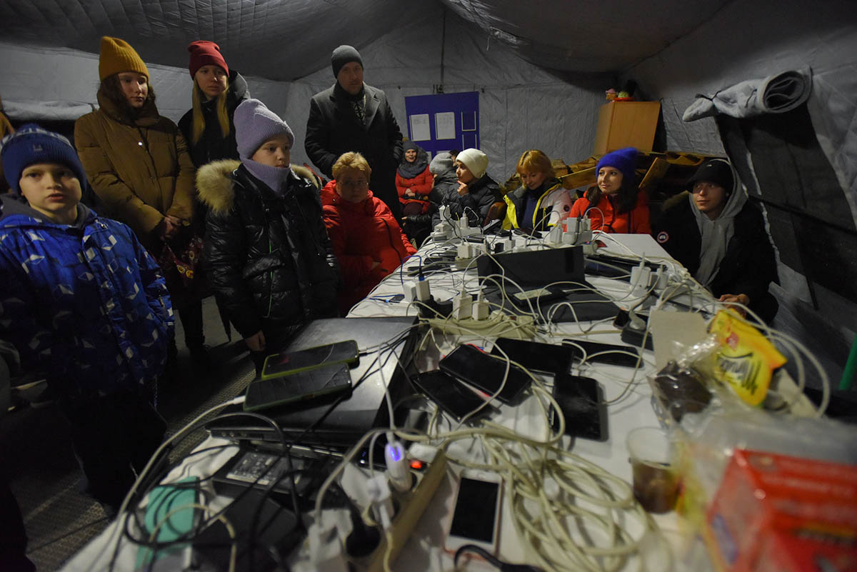 Местные жители заряжают свои устройства, подключаются к интернету и греются в центре помощи с электрогенератором. Фото OLEG PETRASYUK/EPA/Scanpix/Leta