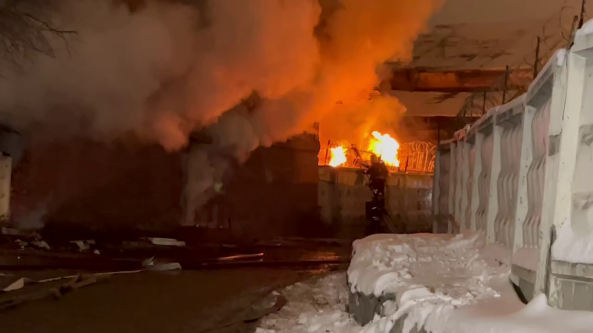 Пожар 20 ноября 2022 г. на цветочном складе на Комсомольской площади в Москве. Скриншот из видео «Осторожно, новости».