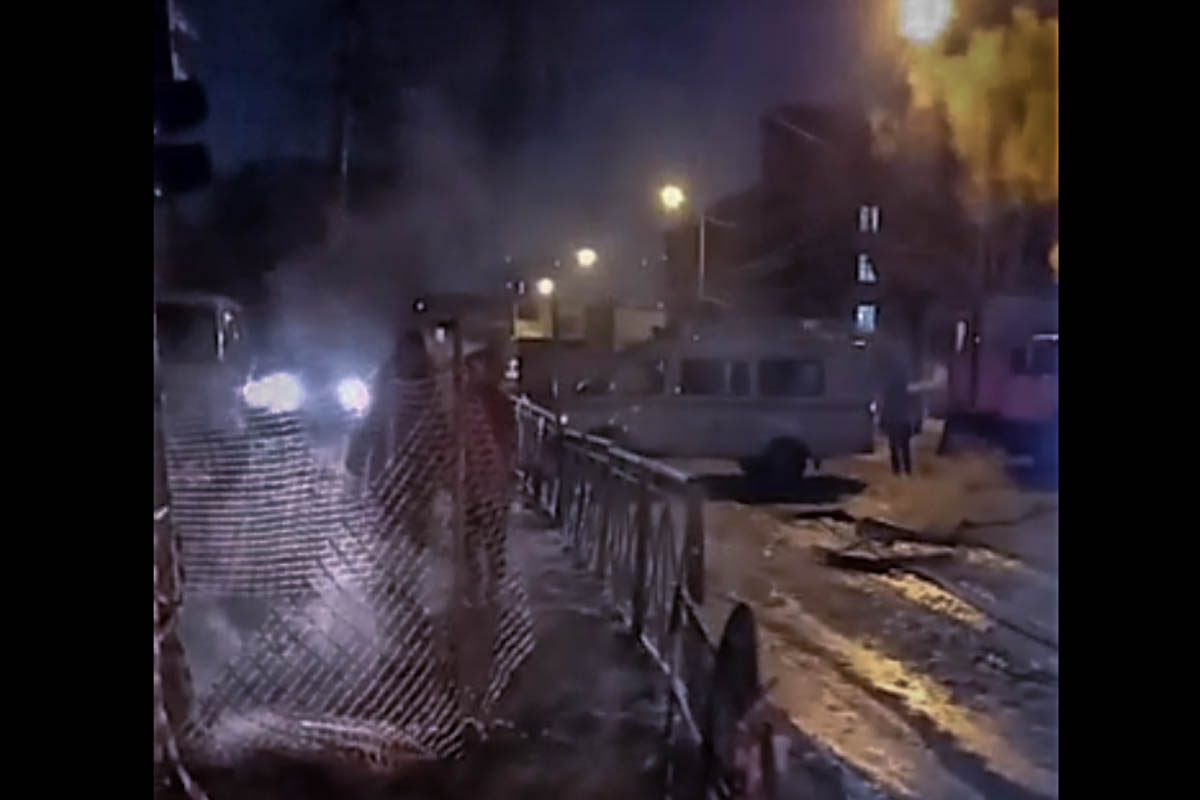 Устранение аварии на трубопроводе в Новосибирске 29 ноября 2022 г.. Скриншот из видео «Сибирской генерирующей компании».