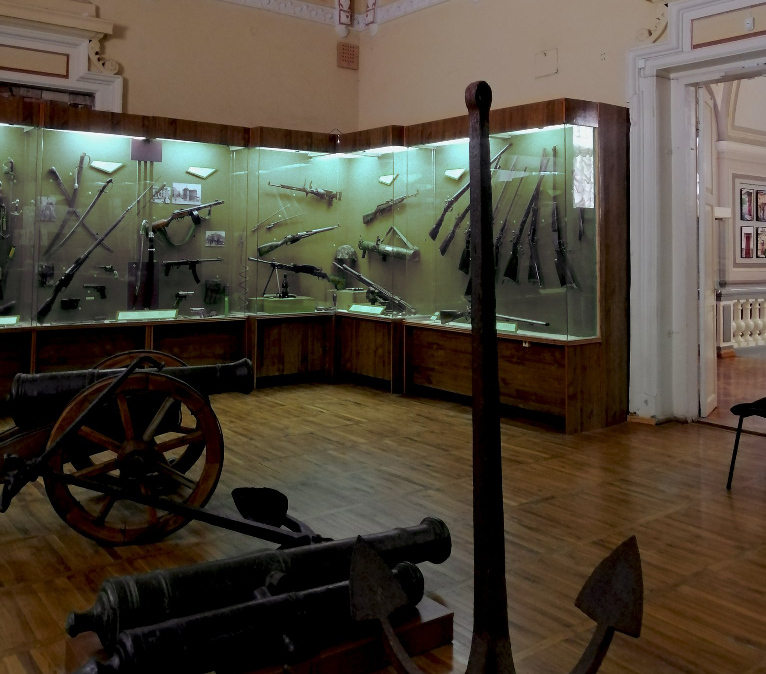 Экспозиция краеведческого музея Херсона до разграбления. Фото, опубликованное в Twitter-аккаунте @mramorealskayaa в январе 2022 года
