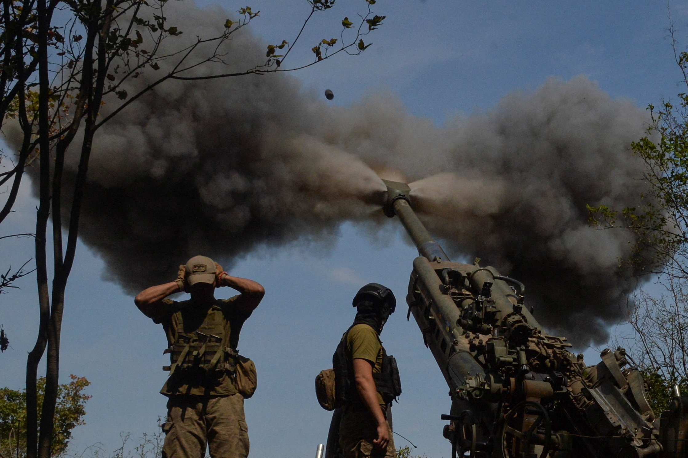 Украинские артиллеристы производят выстрел из гаубицы M777. Фото REUTERS/Sofiia Gatilova/Scanpix/Leta.