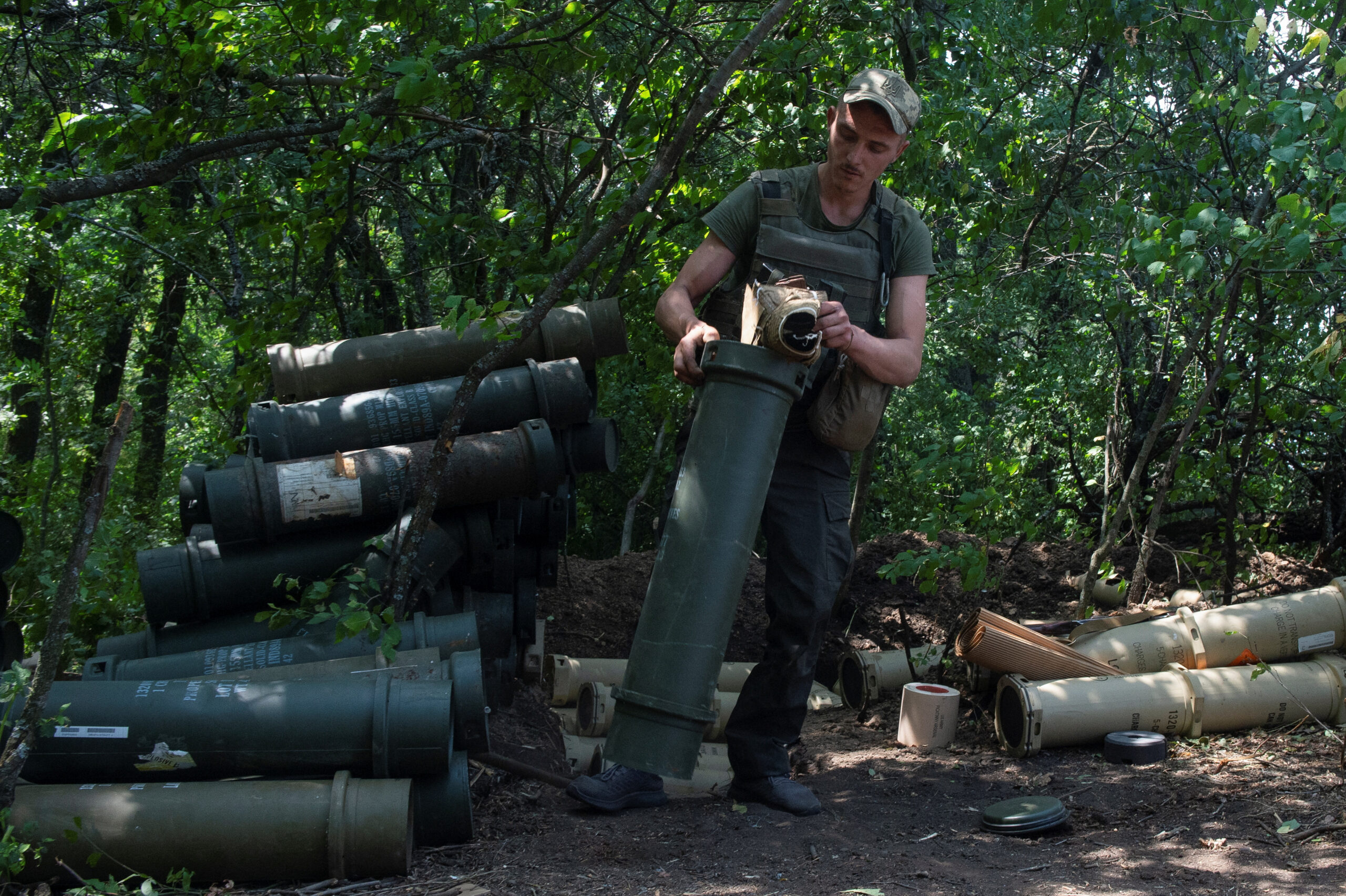 Украинский военный готовит снаряды для гаубицы М777. Фото REUTERS/Sofiia Gatilova/Scanpix/Leta.