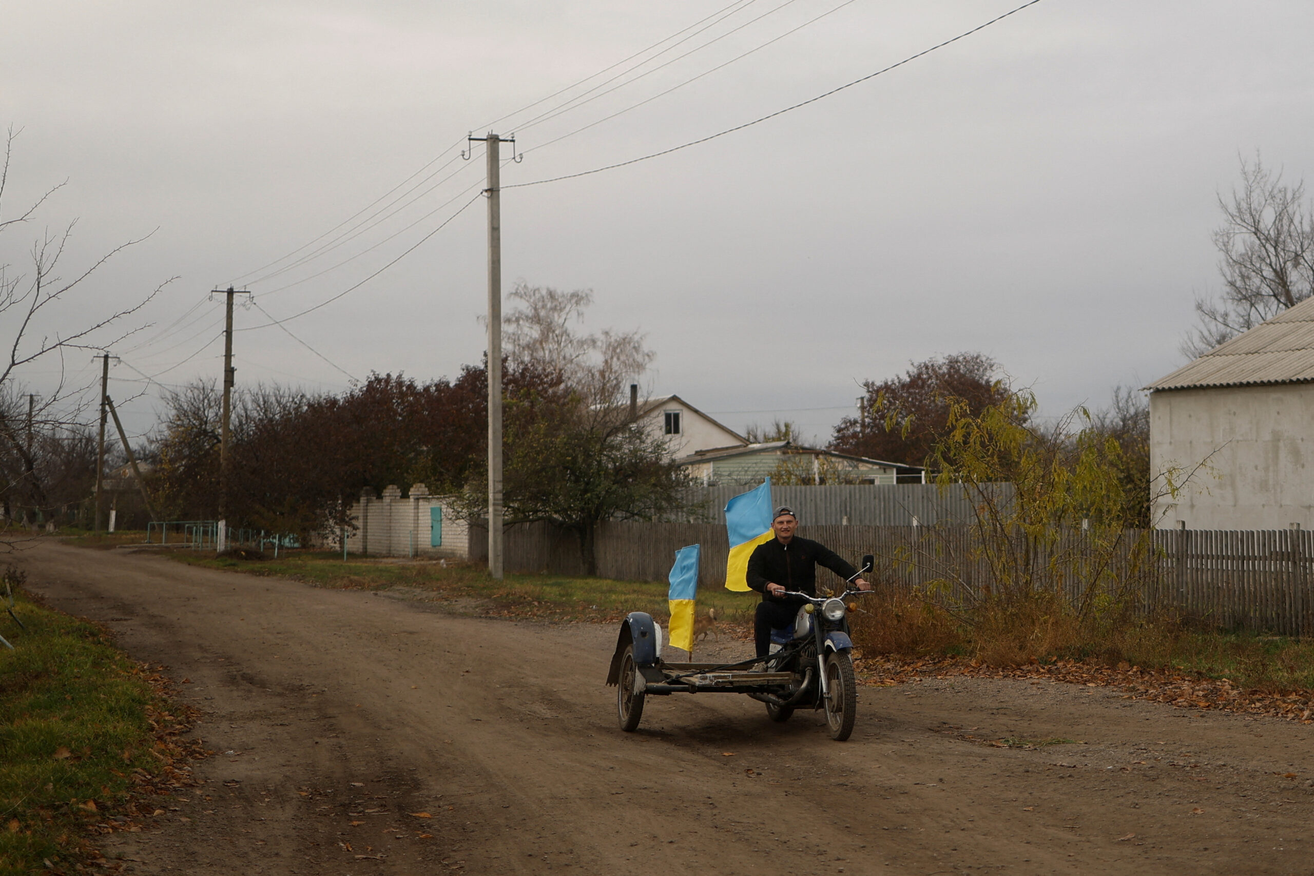 Житель села Благодатное в Херсонской области 11 ноября 2022 года. Фото REUTERS/Valentyn Ogirenko/Scanpix/Leta.