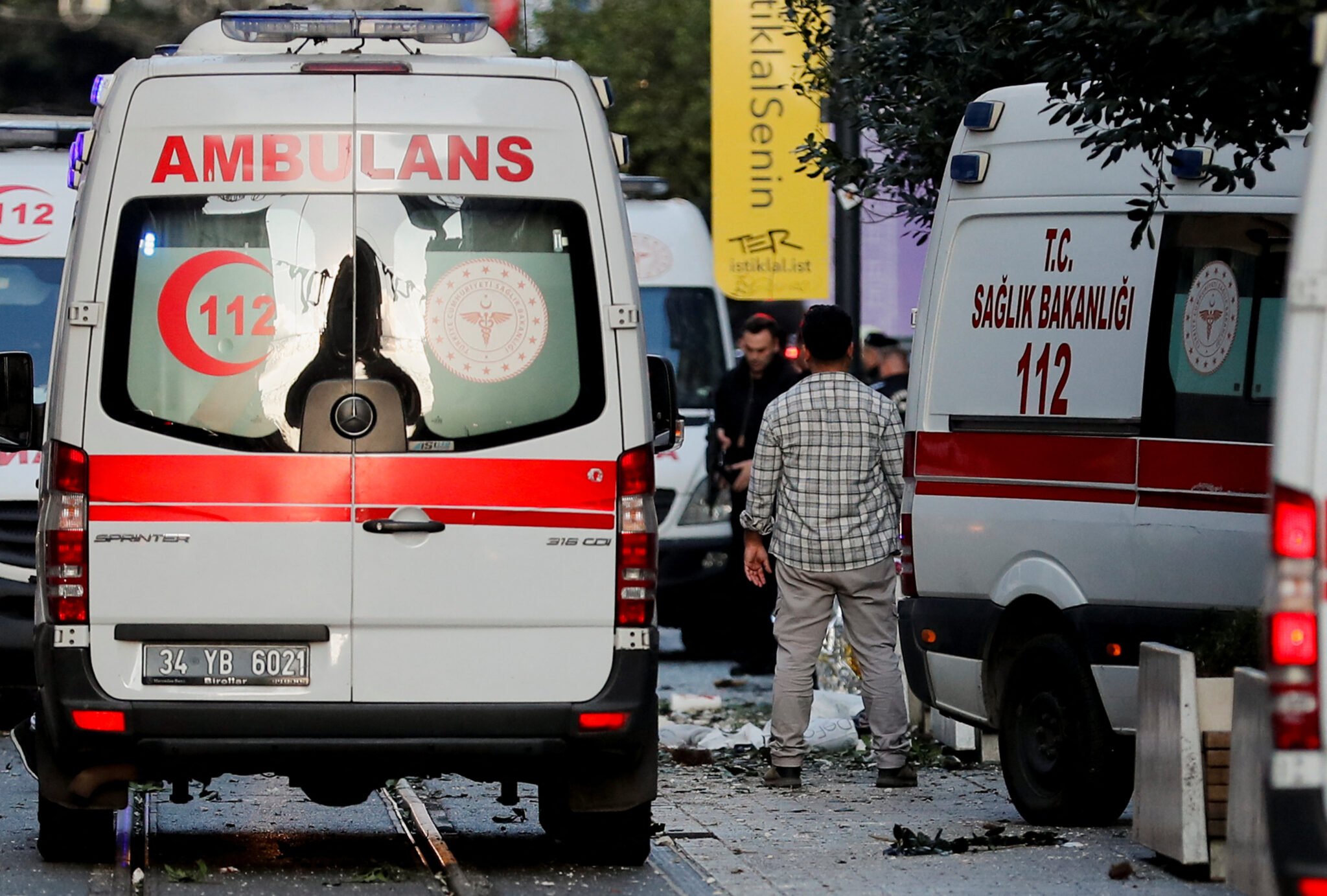 Машины скорой помощи на месте взрыва в Стамбуле. Фото REUTERS/Kemal Aslan/Scanpix/Leta