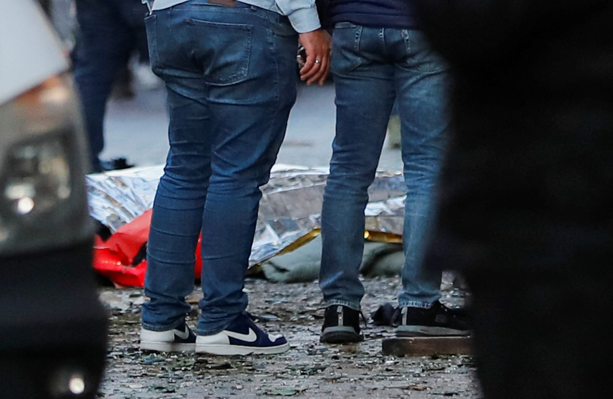 Тела погибших на месте взрыва в Стамбуле 13 ноября. Фото REUTERS/Kemal Aslan/Scanpix/Leta