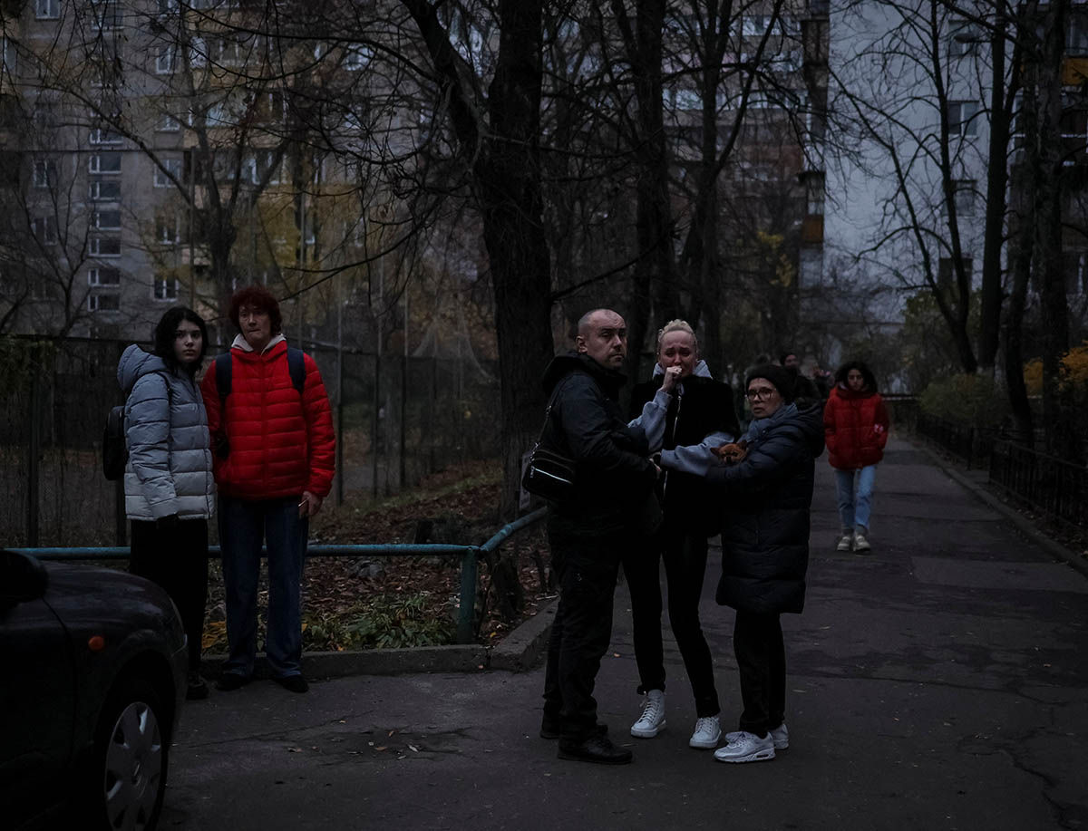 Местные жители возле своего жилого дома в Киеве, после попадания обломков российской ракеты. 15 ноября 2022 года. Фото Gleb Garanich/Reuters/Scanpix/LETA