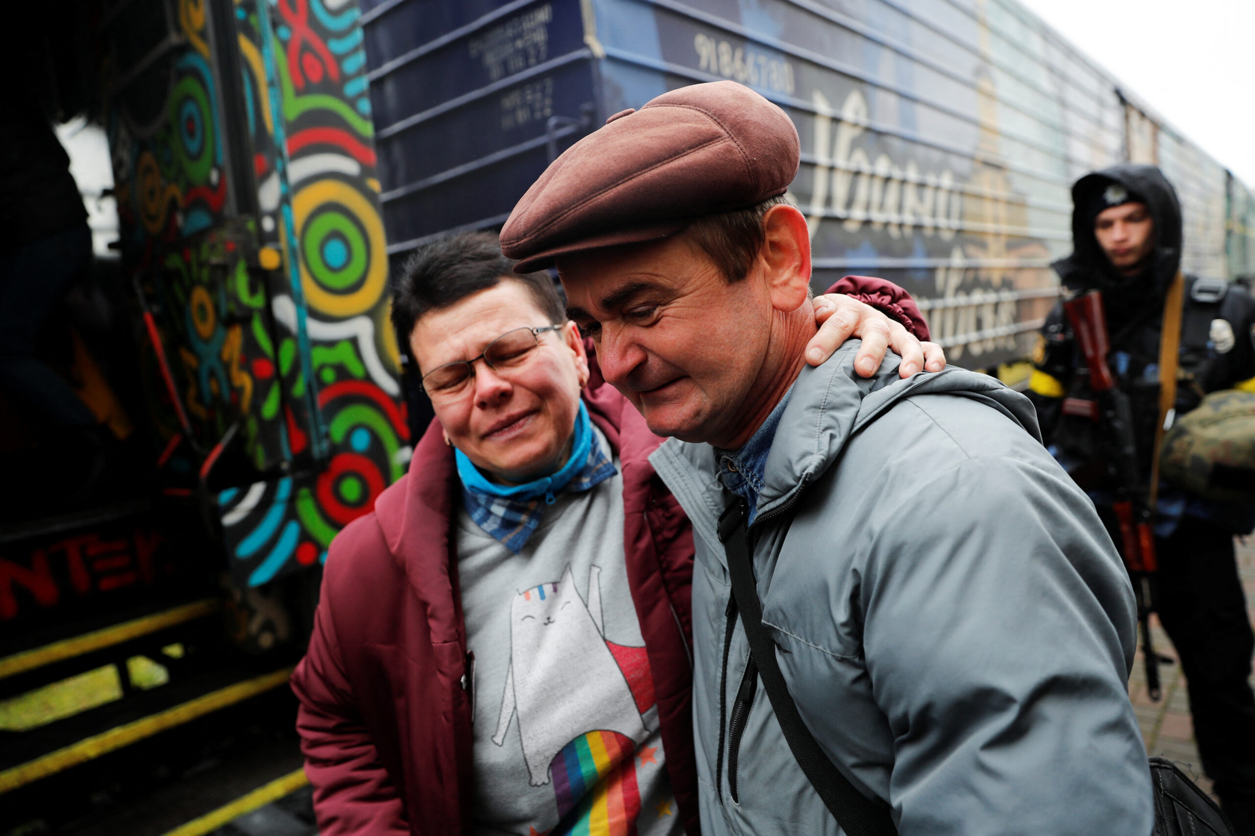 Николай встретил жену Людмилу, приехавшую в освобожденный Херсон на поезде из Киева, 19 ноября 2022 года. Фото REUTERS/Murad Sezer/Scanpix/Leta.