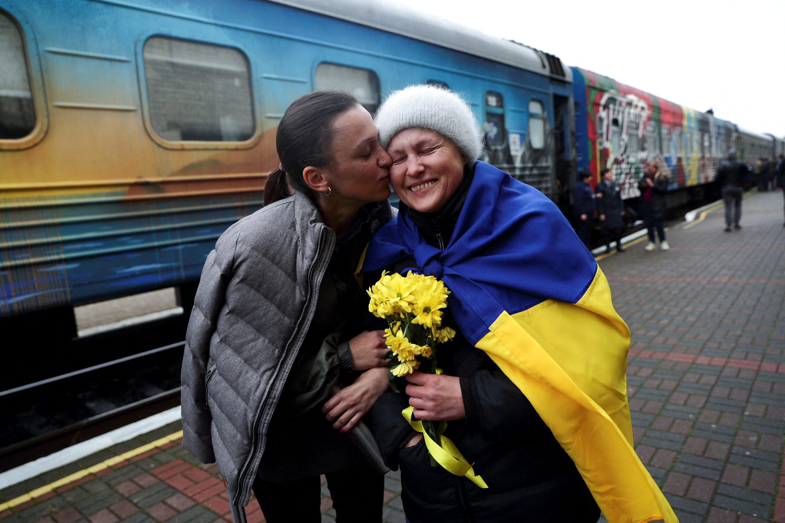 Анастасия целует свою маму Оксану, которая приехала в освобожденный Херсон на поезде из Киева. Фото REUTERS/Murad Sezer/Scanpix/Leta.
