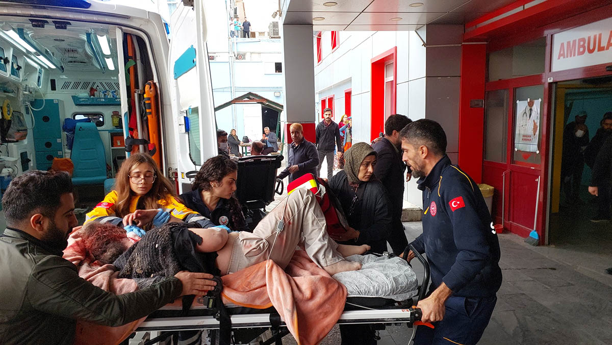 Раненых доставляют в больницу после ракетного удара в городе Каркамыш, Турция. 21 ноября 2022 года. Фото Ihlas News Agency/REUTERS/Scanpix/Leta