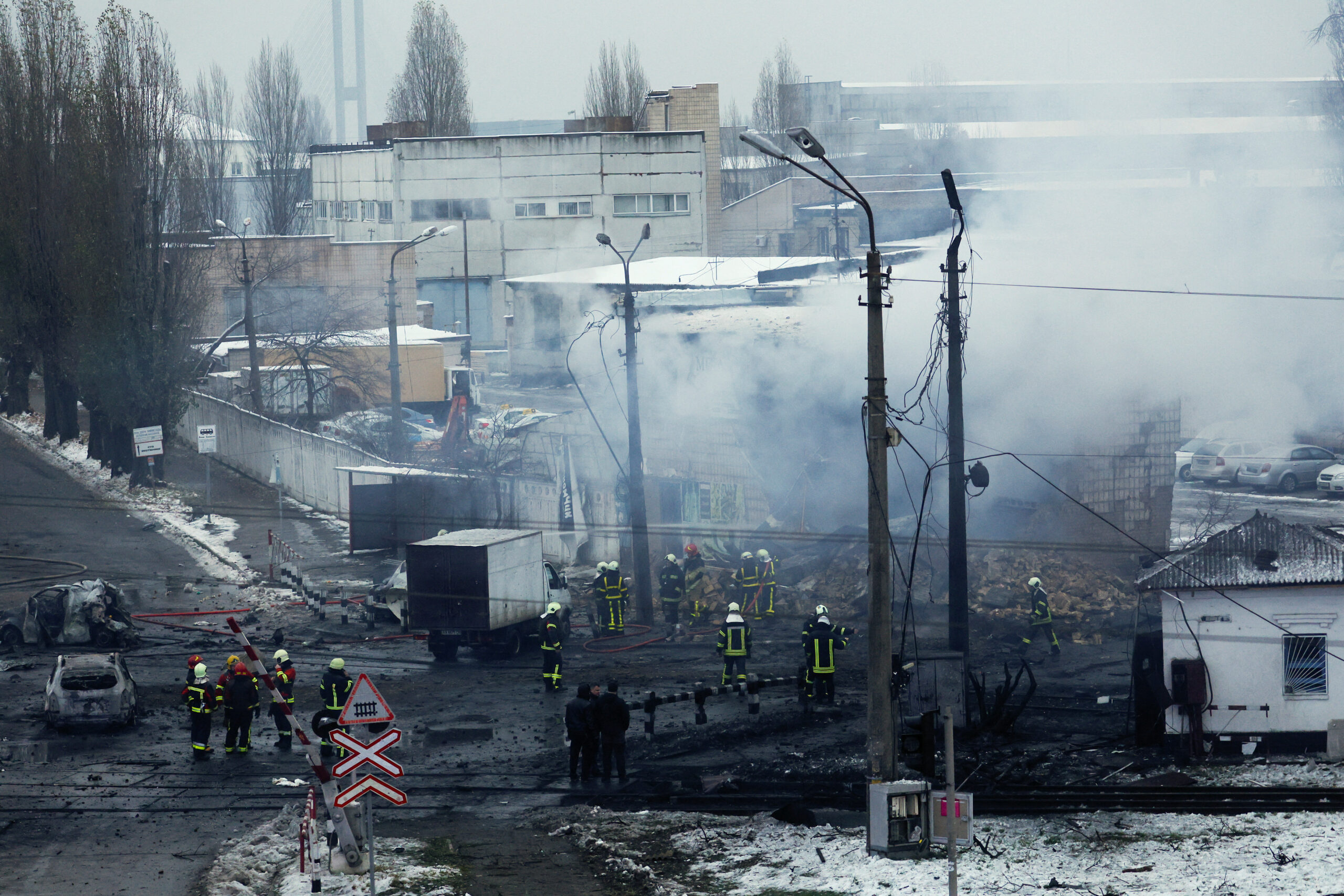 Спасатели на месте ракетного удара в Киеве, 23 ноября 2022 года. Фото REUTERS/Valentyn Ogirenko/Scanpix/Leta.