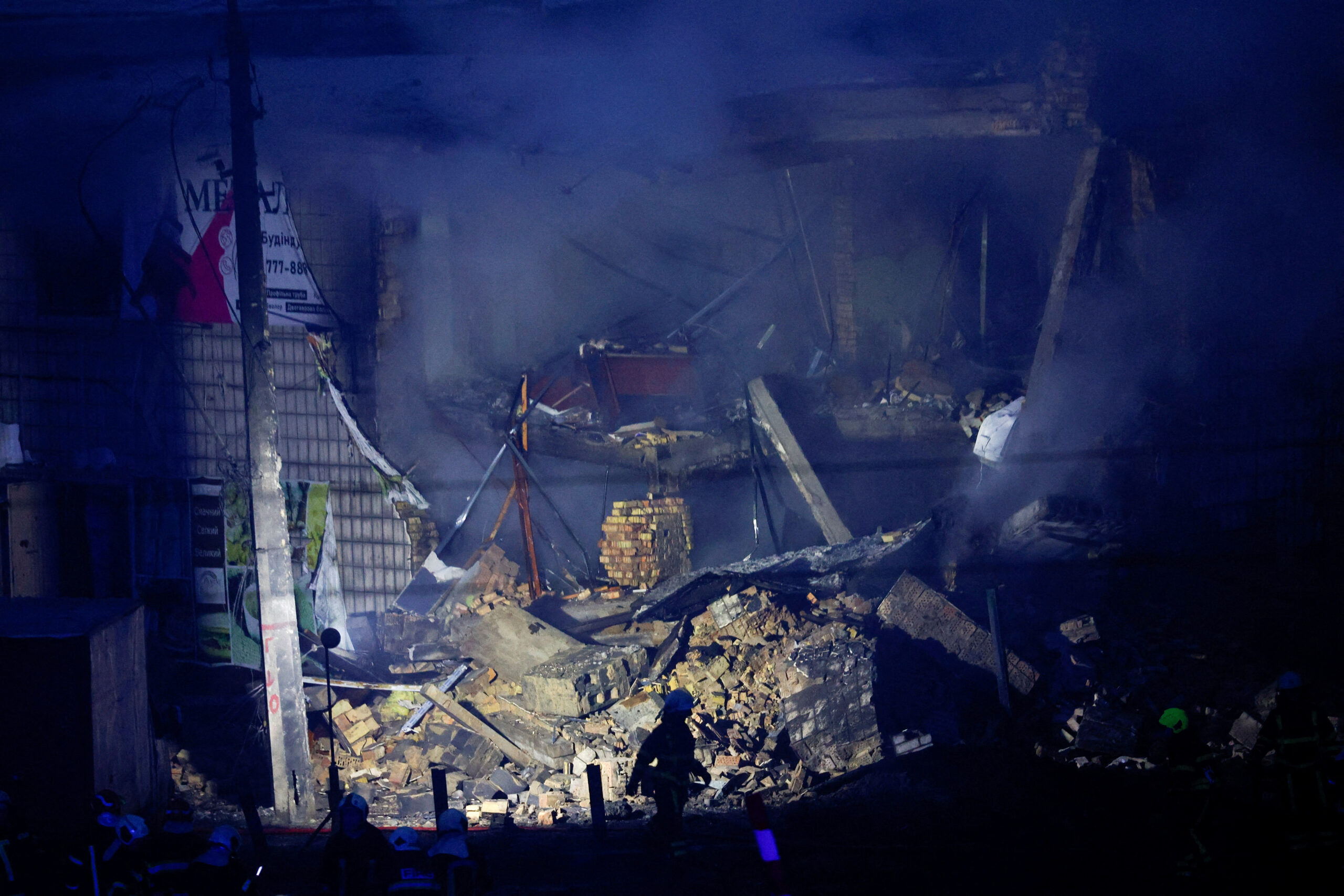 Последствия ракетного обстрела Киева 23 ноября 2022 года. Фото REUTERS/Valentyn Ogirenko/Scanpix/Leta.