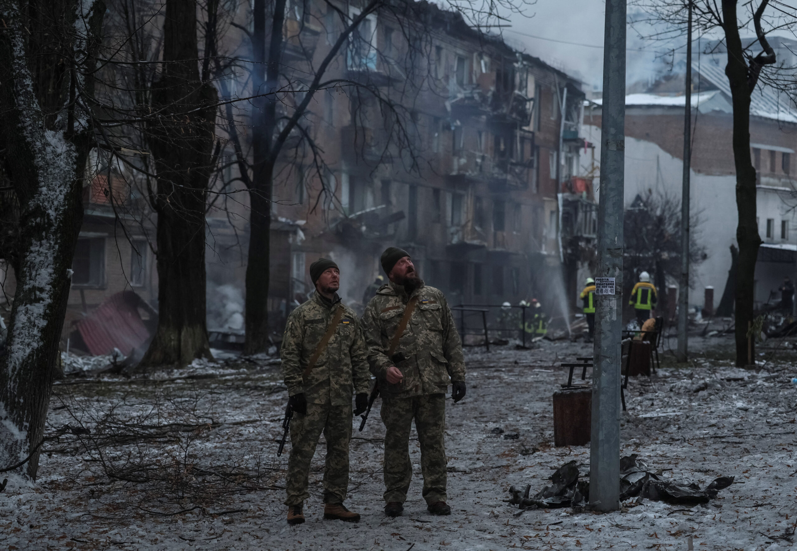 Военные рядом с разрушенным жилым домом в Вышгороде, 23 ноября 2022 года. Фото REUTERS/Gleb Garanich/Scanpix/Leta.