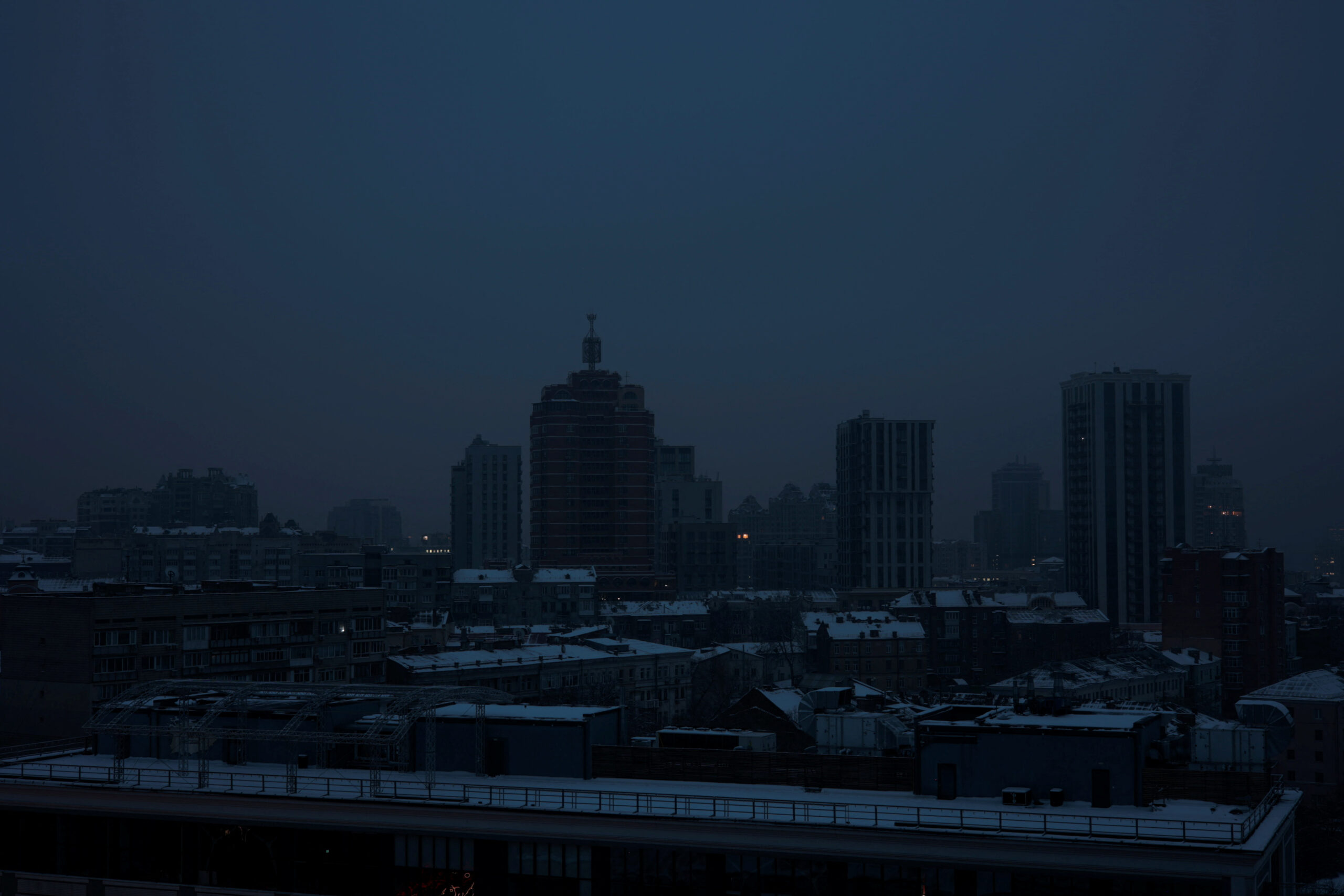 Вид на Киев, обесточенный в результате ракетного обстрела 23 ноября 2022 года. Фото REUTERS/Vladyslav Sode/Scanpix/Leta.