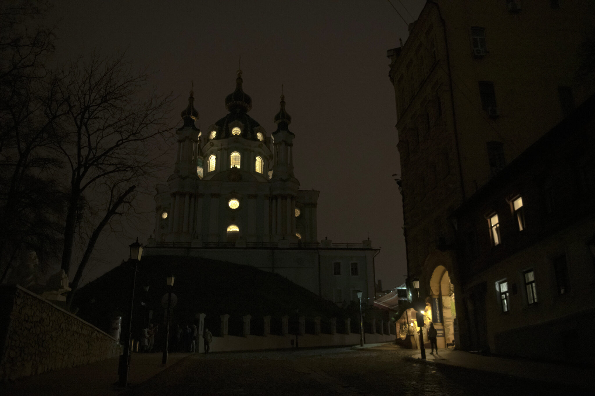 Андреевская церковь в Киеве во время отключения электроэнергии 4 ноября. Фото AP Photo/Andrew Kravchenko/Scanpix/Leta