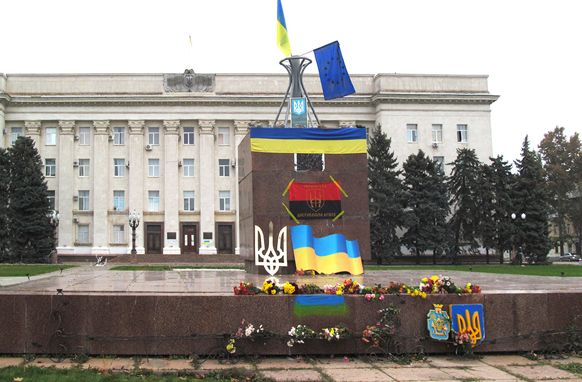 Украинский флаг, прикрепленный к постаменту на площади Свободы в Херсоне после ухода российских войск. Фото Spektr.press