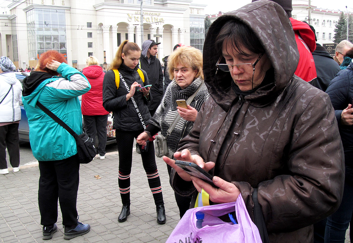 Херсонцы ловят мобильную связь. Фото Spektr.press
