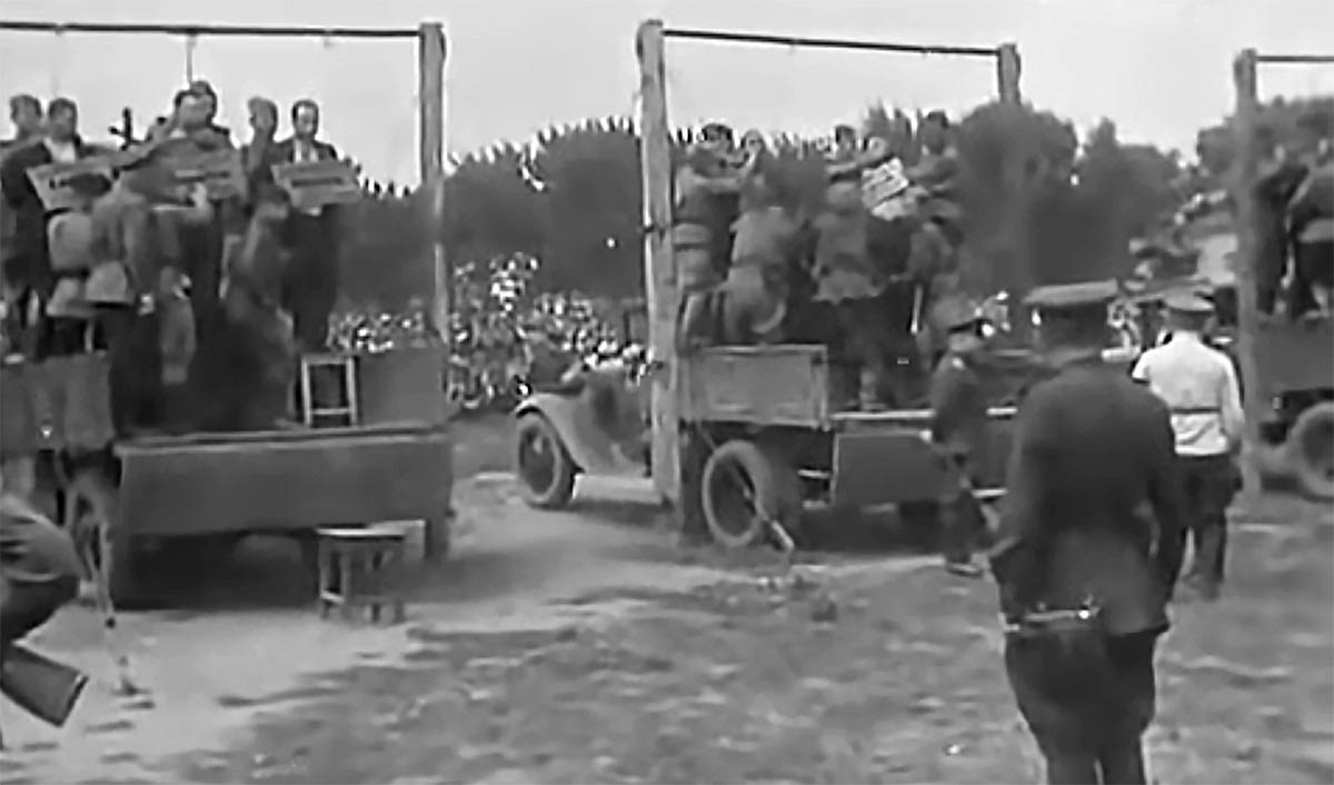 Публичная казнь фашистов на городской площади в Краснодаре 18 июля 1943 года. Кинохроника