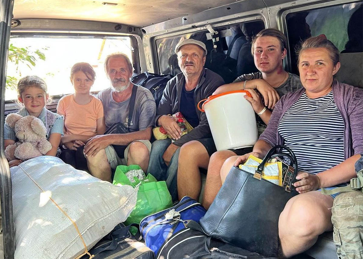 Северск. Эвакуационная миссия на Донеччине за 4 дня смогла вывезти 40+ человек из самых горячих точек фронта. Фото ivlevyorke/Instagram